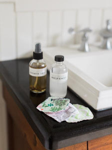 Bathroom counter with washable facial rounds