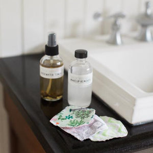 Bathroom counter with washable facial rounds